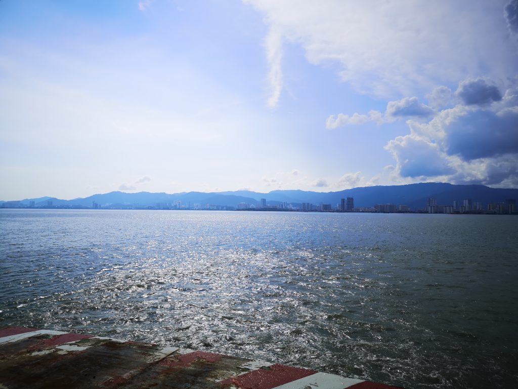 槟城渡轮上遥望槟岛